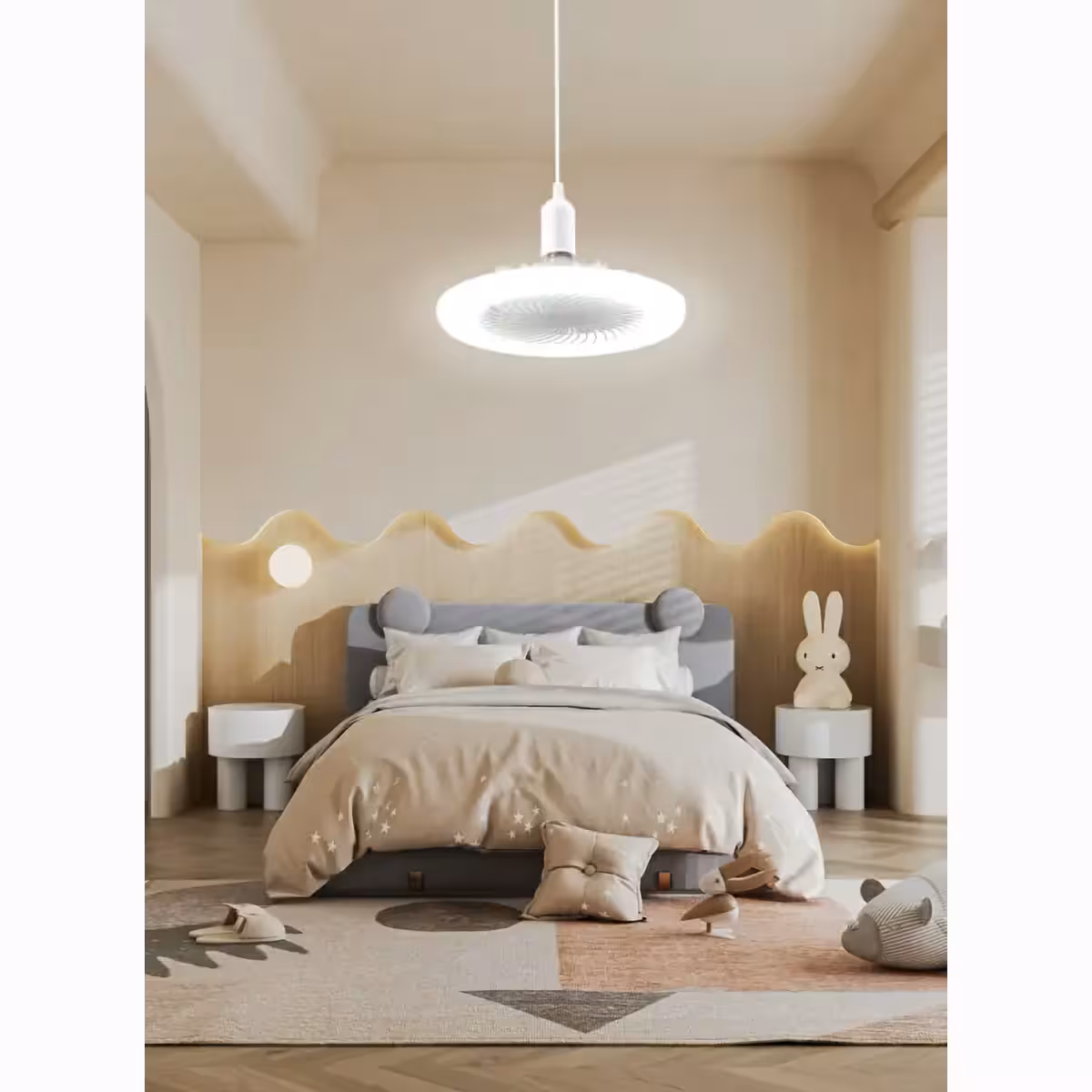 Stropní ventilátor s nastavitelným světlem a chytrou funkcí, instalovaný v místnosti