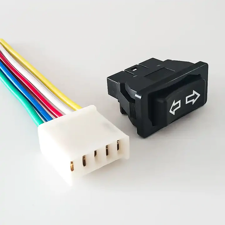 Tlačítkový přepínač pro změnu směru motoru 20A Třípolohový přepínač s návratem, jmenovitý proud 20A