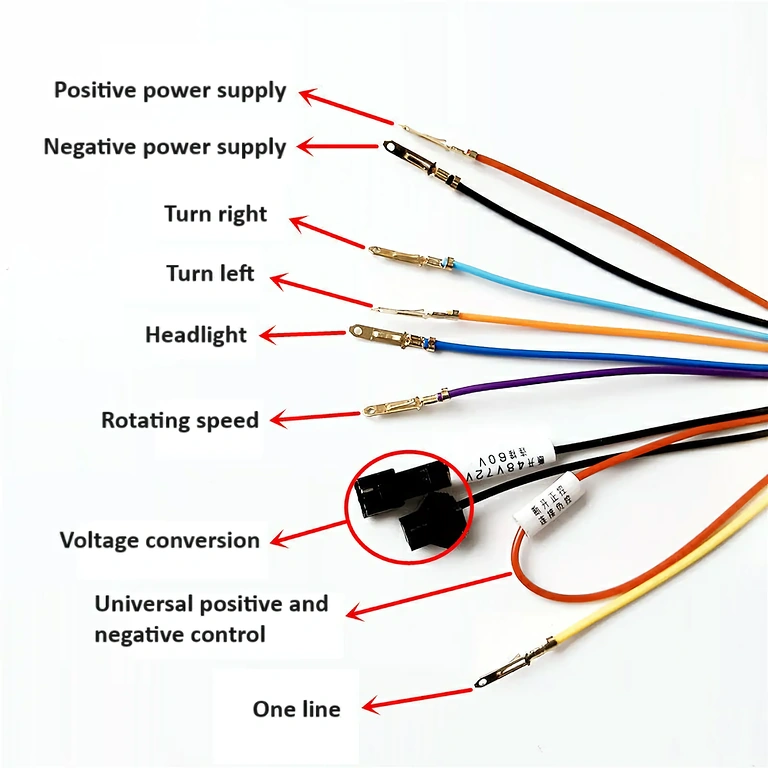 Konektory a kabely pro montáž displeje na koloběžku