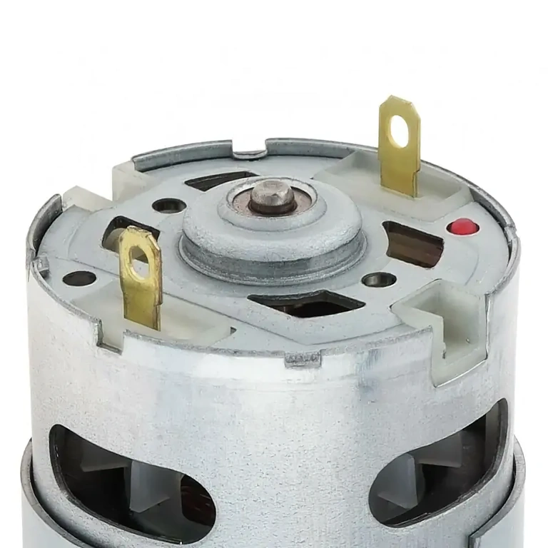 Horní pohled na DC motor RS-550 s namontovaným převodovým kolečkem