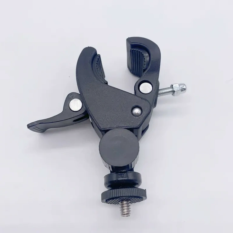 Bezpečné uchycení držáku kamery Bezpečné a stabilní uchycení kamery na řídítka pro dynamické dobrodružství