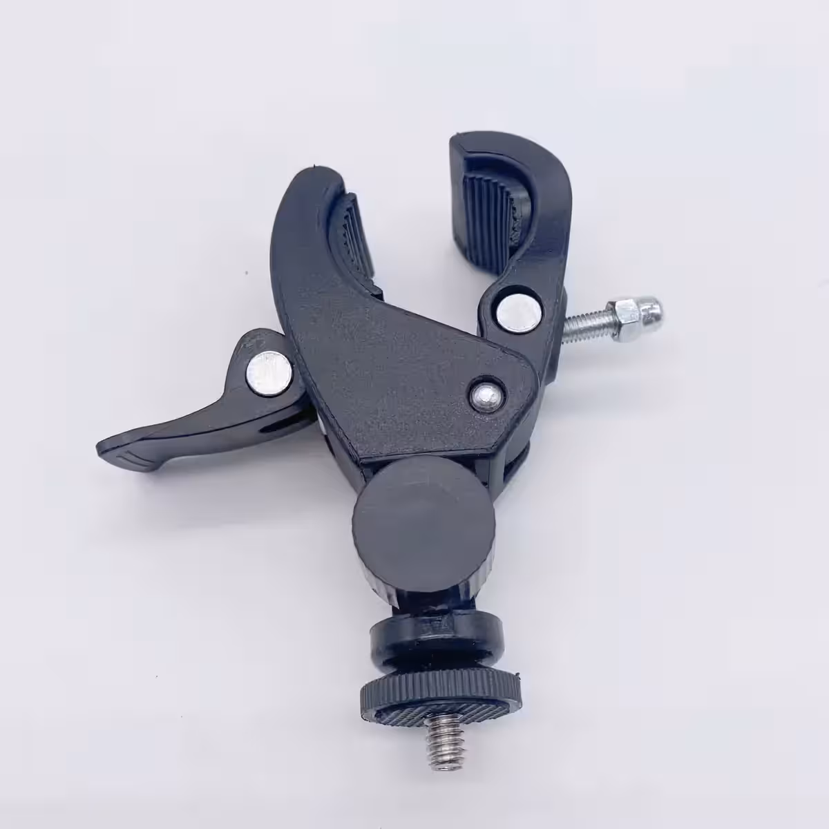 Bezpečné a stabilní uchycení kamery na řídítka pro dynamické dobrodružství