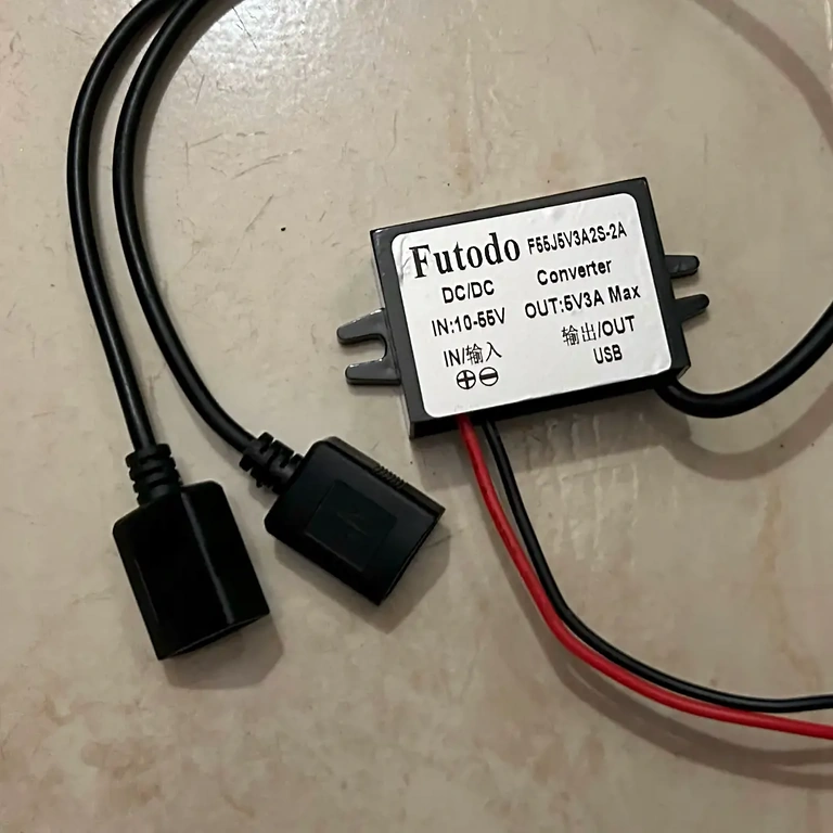 Dvojité USB porty pro současné nabíjení 5V 3A