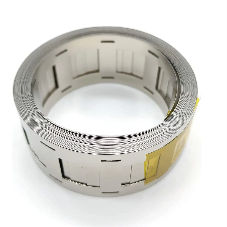 Páska rozvinutá na stole, připravená k použití