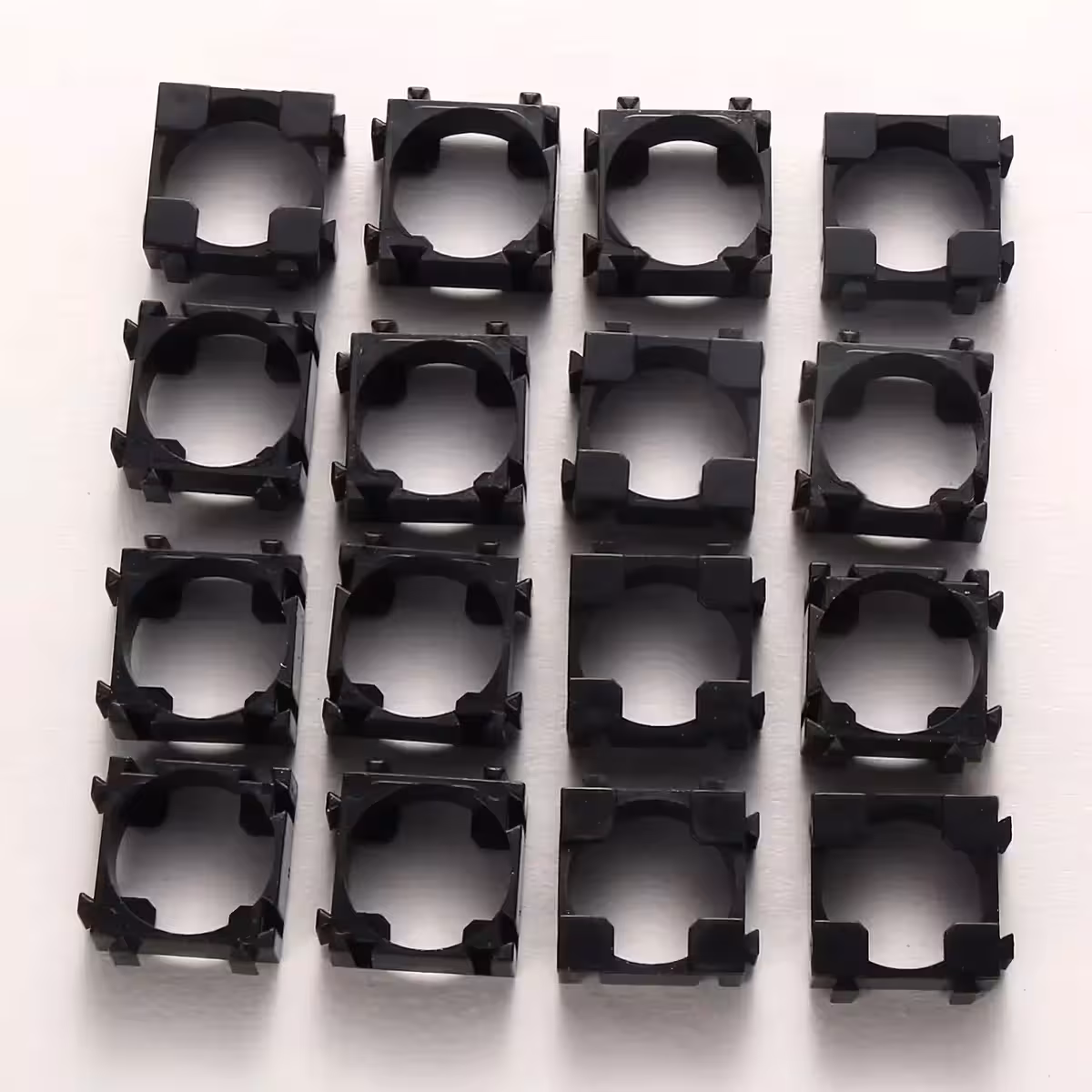 Šestnáct modulárních držáků pro Li-ion 18650 články pro stavbu bateriových bloků