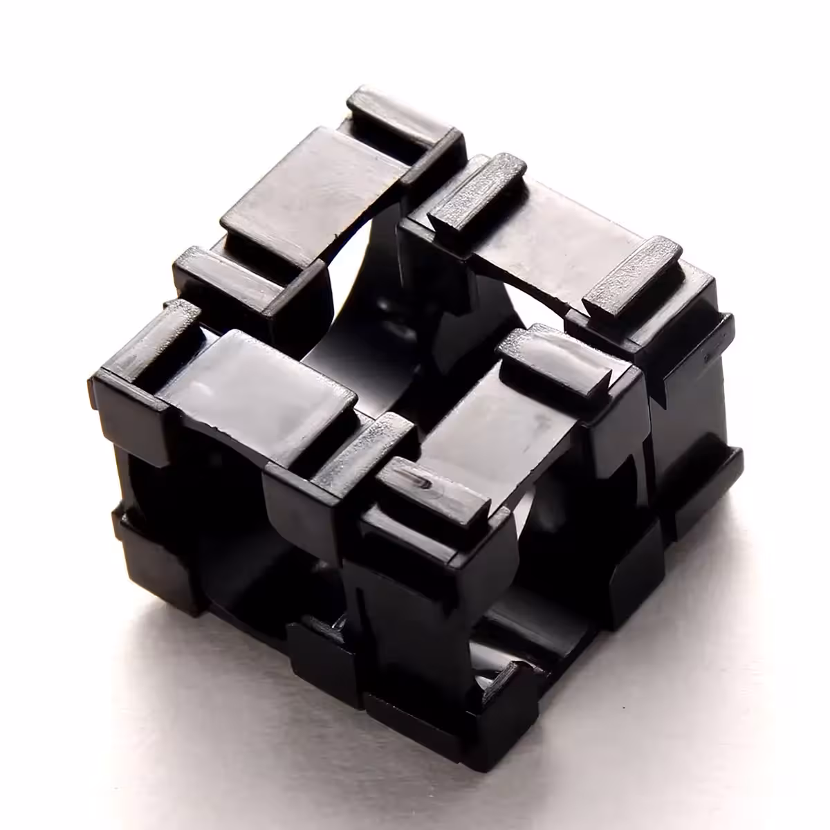 Čtyři modulární 18650 držáky připravené pro rychlé upevnění v bateriovém bloku