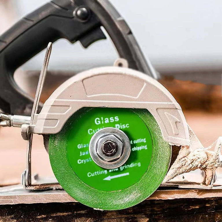 Kotouč namontovaný na standardní úhlové brusce