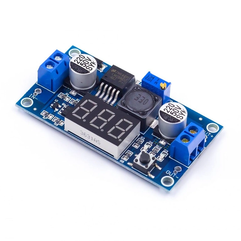 Detailní pohled na LM2596 step-down modul s displejem a nastavením napětí