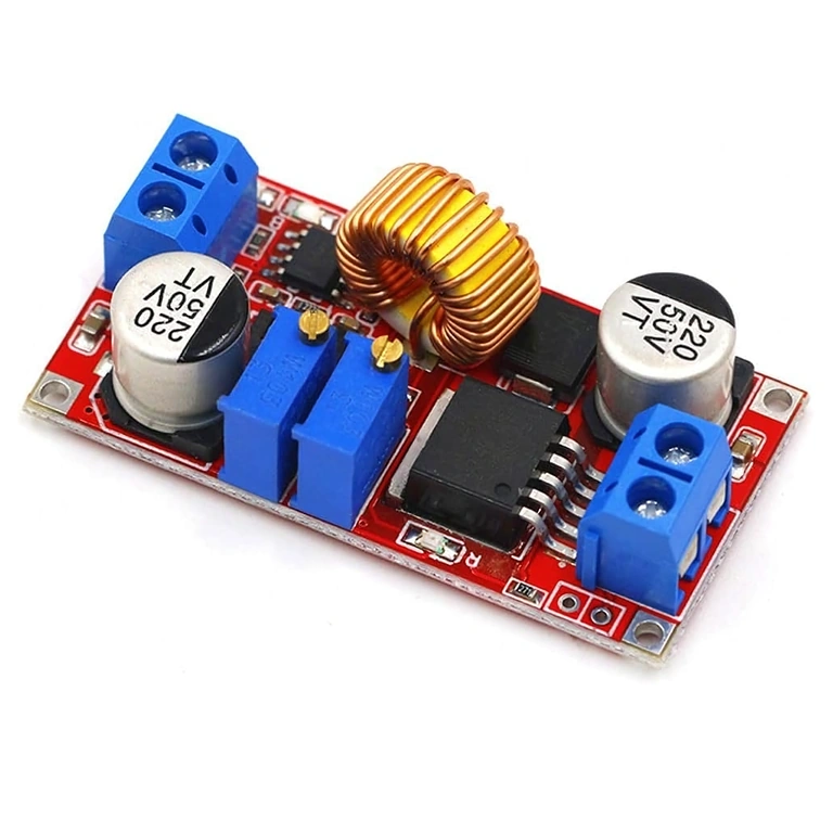 Detailní pohled na čip XL4015 na step-down DC-DC modulu