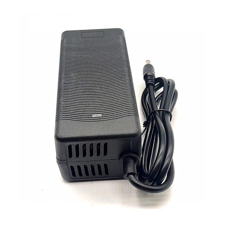 Nabíječka 36V–42V 3A, vysoká účinnost a nízká spotřeba energie