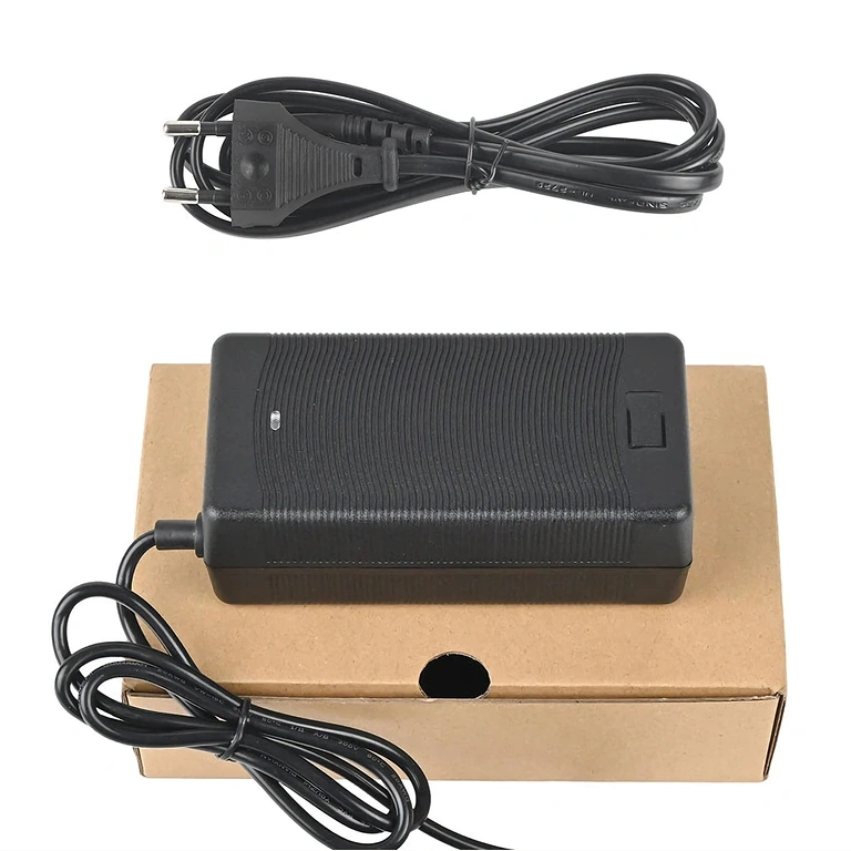 Nabíječka 48V–54,6V 2A s IEC C13 konektorem, vhodná pro elektrické skútry Citycoco a Harley