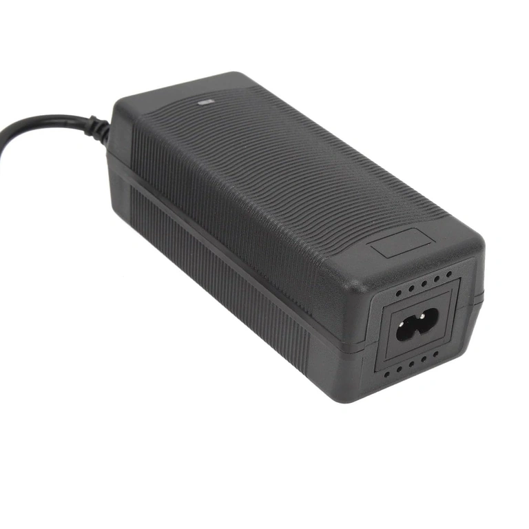 Nabíječka 52V–58,8V 2A s koaxiálním konektorem 8 mm kompatibilní s koloběžkami a skútry