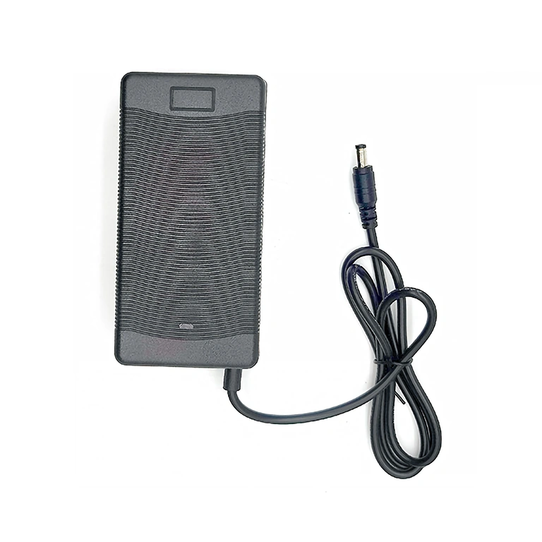 Li-Ion nabíječka 21V 2A s dlouhým kabelem 250 cm – perfektní pro 18V Li-Ion baterie a přenosné vybavení