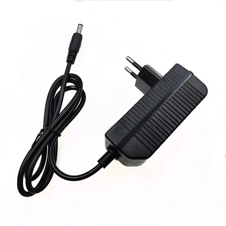 Nabíječka 16,8V Li-Ion 2A – fotografie z různých úhlů, zobrazuje kompaktní a přenosný design pro 14,4V baterie