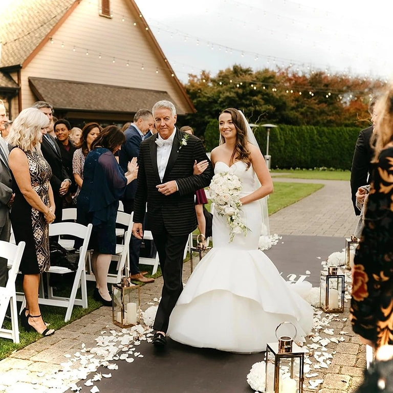 Umělé bílé lístky používané pro romantické fotografování