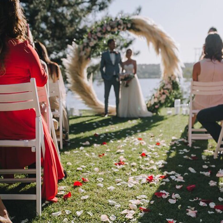 Umělé bílé lístky pro romantickou výzdobu na Valentýna
