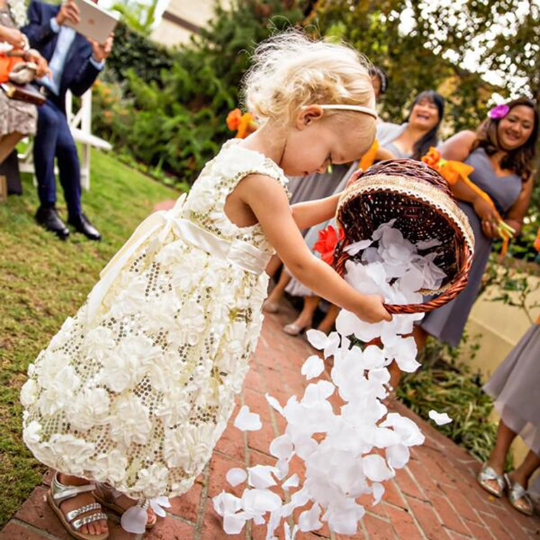 Umělé bílé lístky pro dekoraci svatební uličky