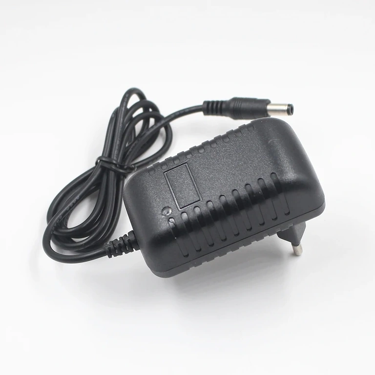 LiFePO4 nabíječka s LED indikátorem červená/zelená pro stav nabíjení