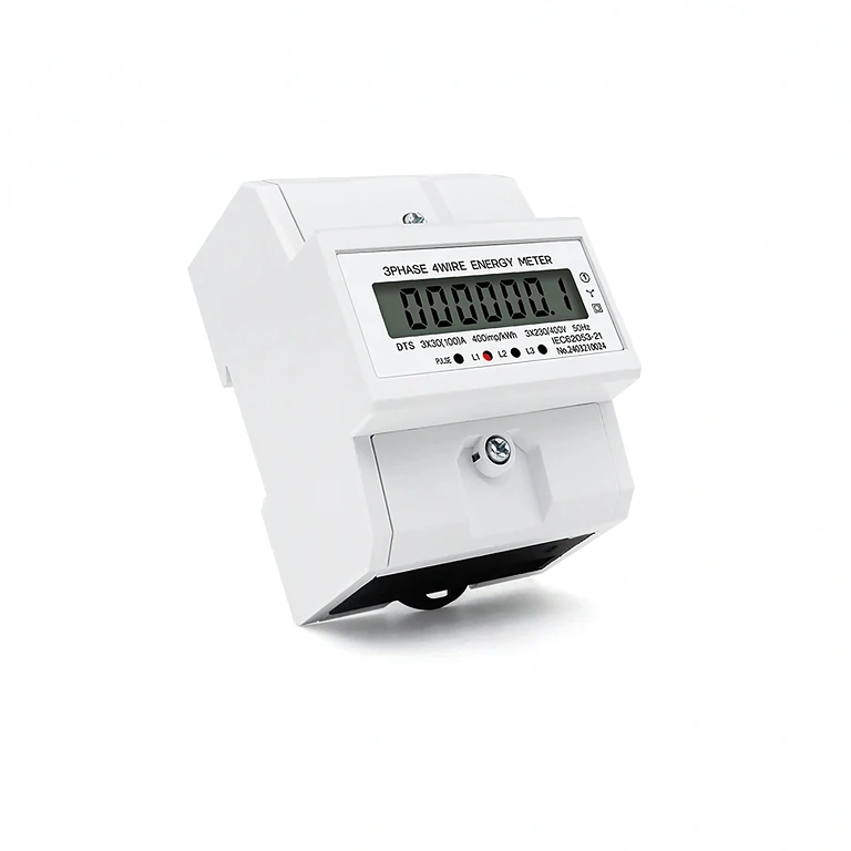 Boční pohled třífázového digitálního elektroměru namontovaného v panelu