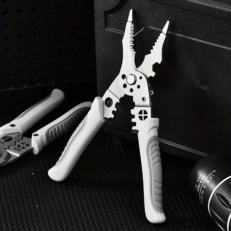 Kalibrované otvory pro přesné odizolování vodičů různých průměrů