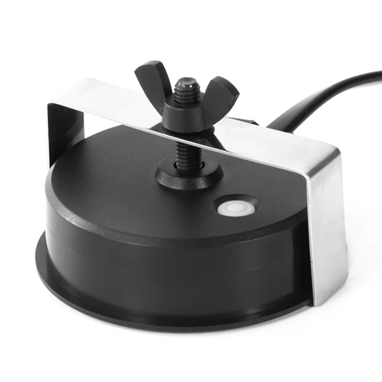 Pohled na kabely a konektory digitálního indikátoru, displej voltmetru a procenta baterie, kompatibilní Li-ion a LiFePO4 12V–72V