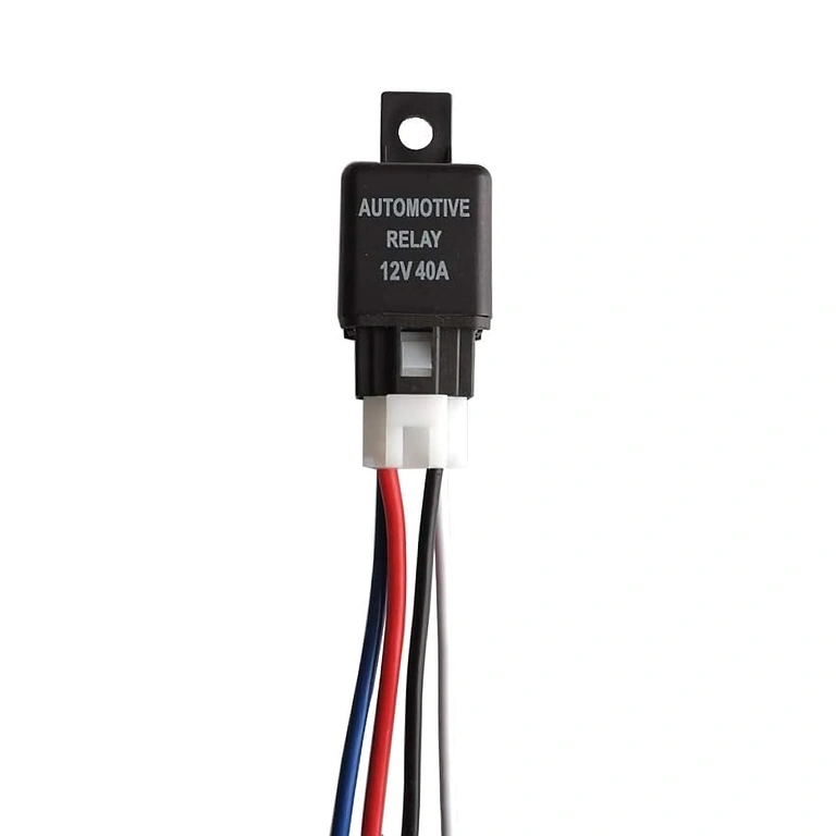 Automobilové relé 12V 4 piny 40A s paticí – jasný přední pohled
