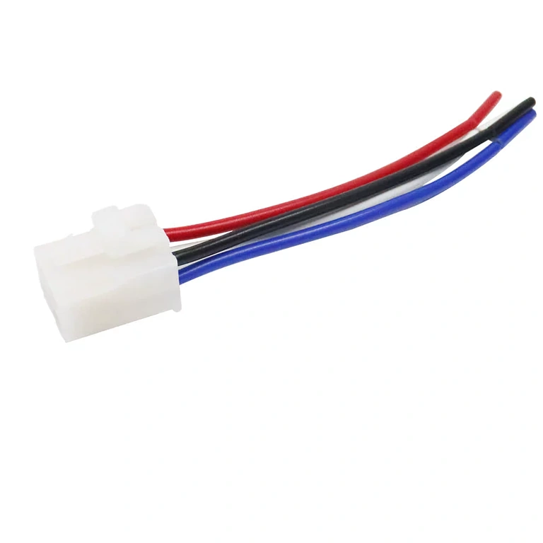 Patice a relé 12V 4 piny 40A namontováno – detail připojení