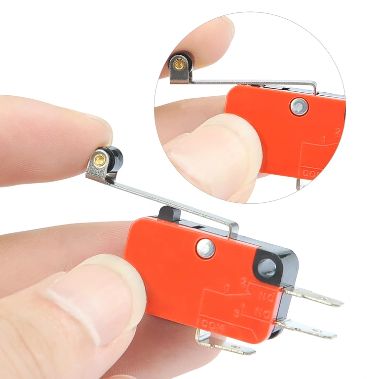 Mikrospínač V-156-1C25 – boční pohled