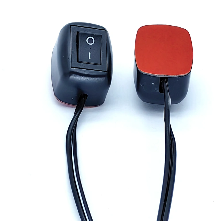 Konstrukce a pouzdro spínače s povrchovou montáží