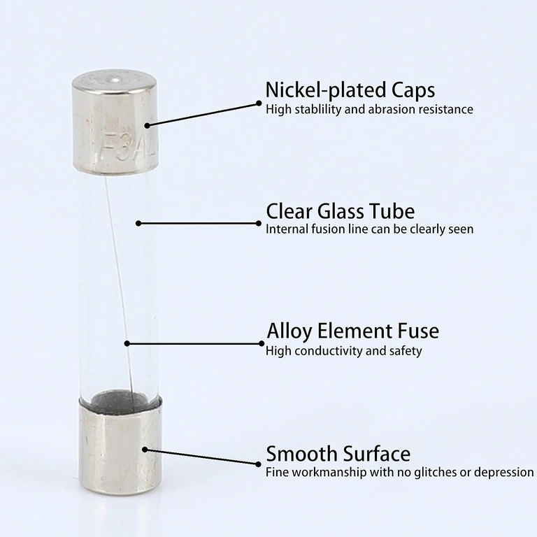 Detail kovových konců skleněné pojistky 10A 5x20 mm