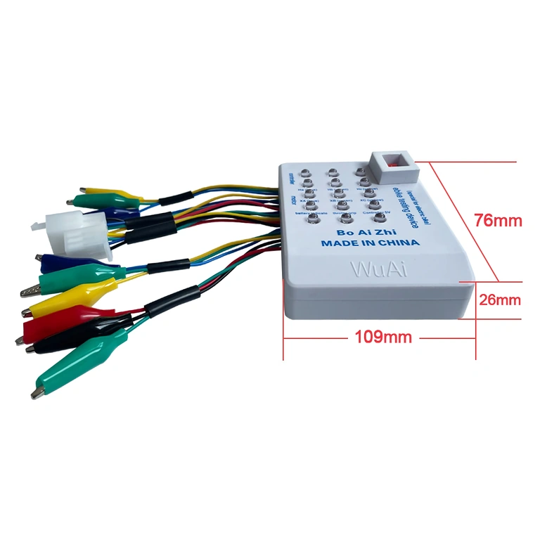 Baterie připojená k univerzálnímu testeru pro kontrolu řadiče