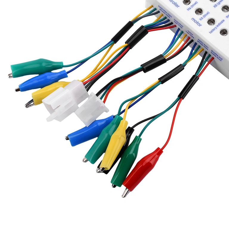 Fázové vodiče motoru připojené k univerzálnímu testeru