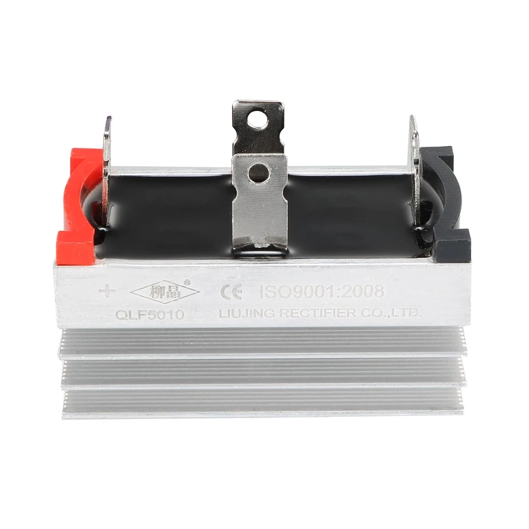 Jednofázový usměrňovací můstek s chladičem – přední pohled